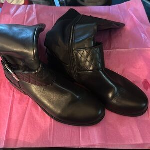 Me Too Womens Size 9M Black Leather Zip Buckle Knee High Fashion Boots, Clean.